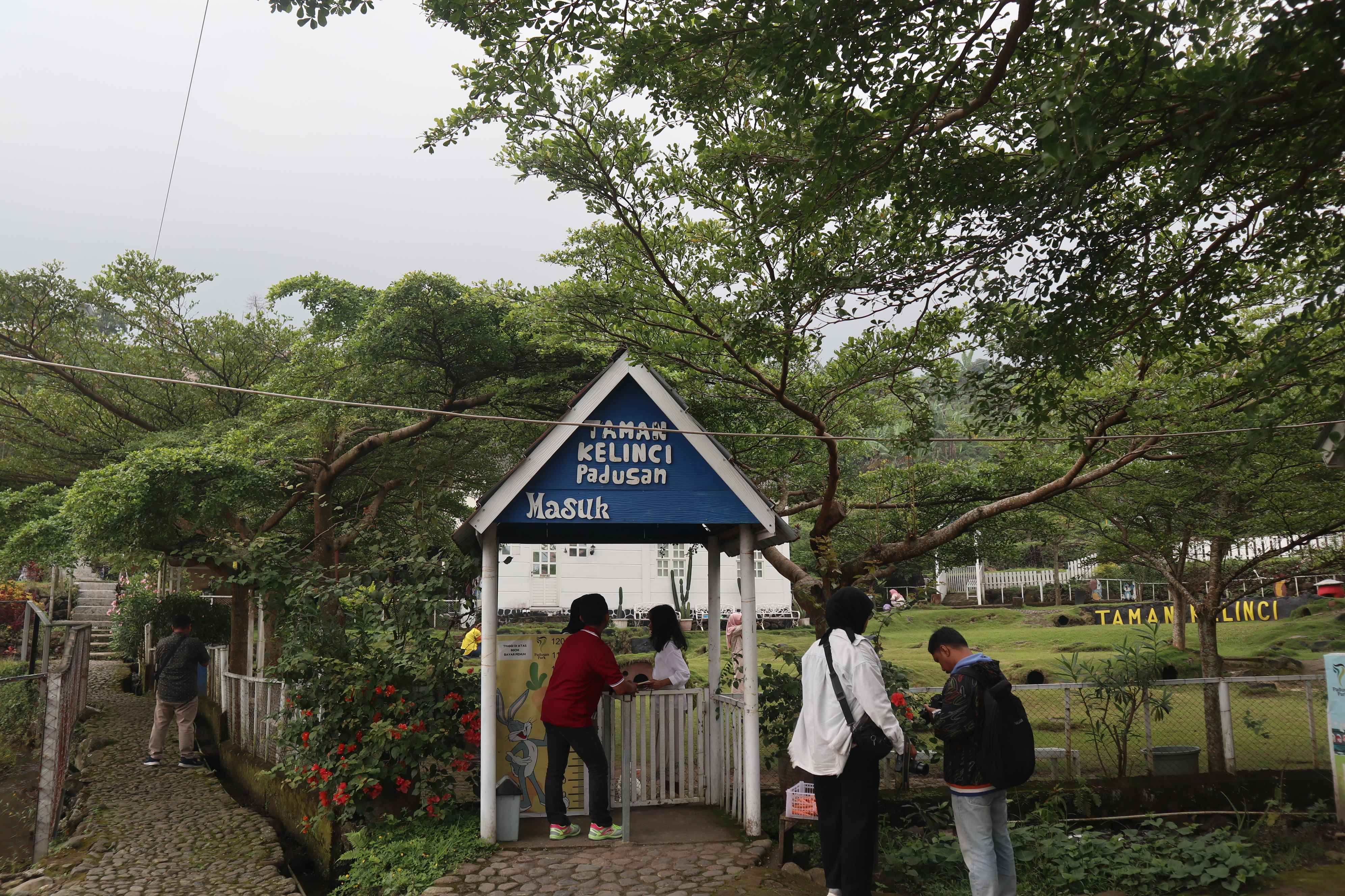 Taman Kelinci di Tengah Alam Pegunungan? Cuma Ada di Padusan Park!